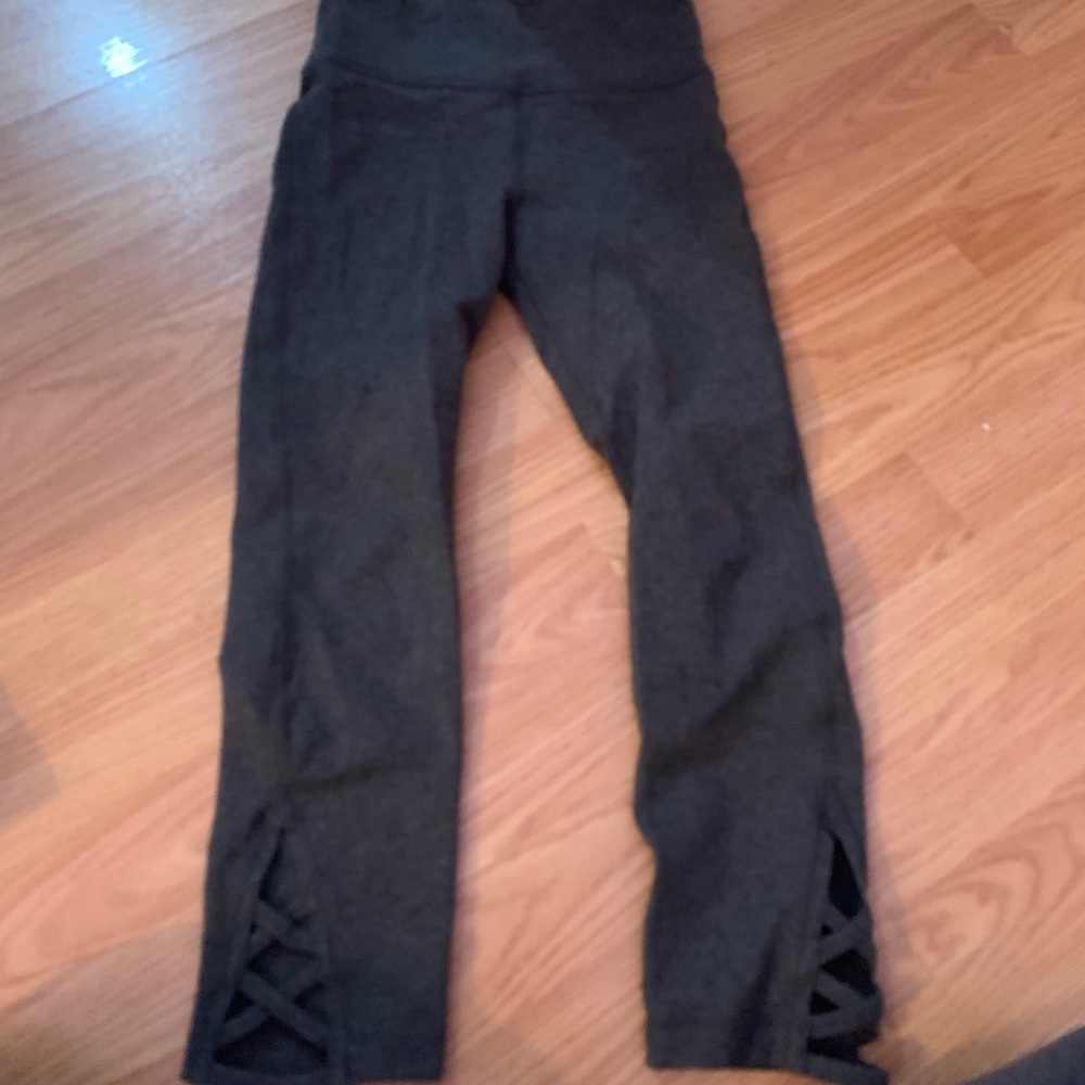 3/4 yoga pant with ankle detailing